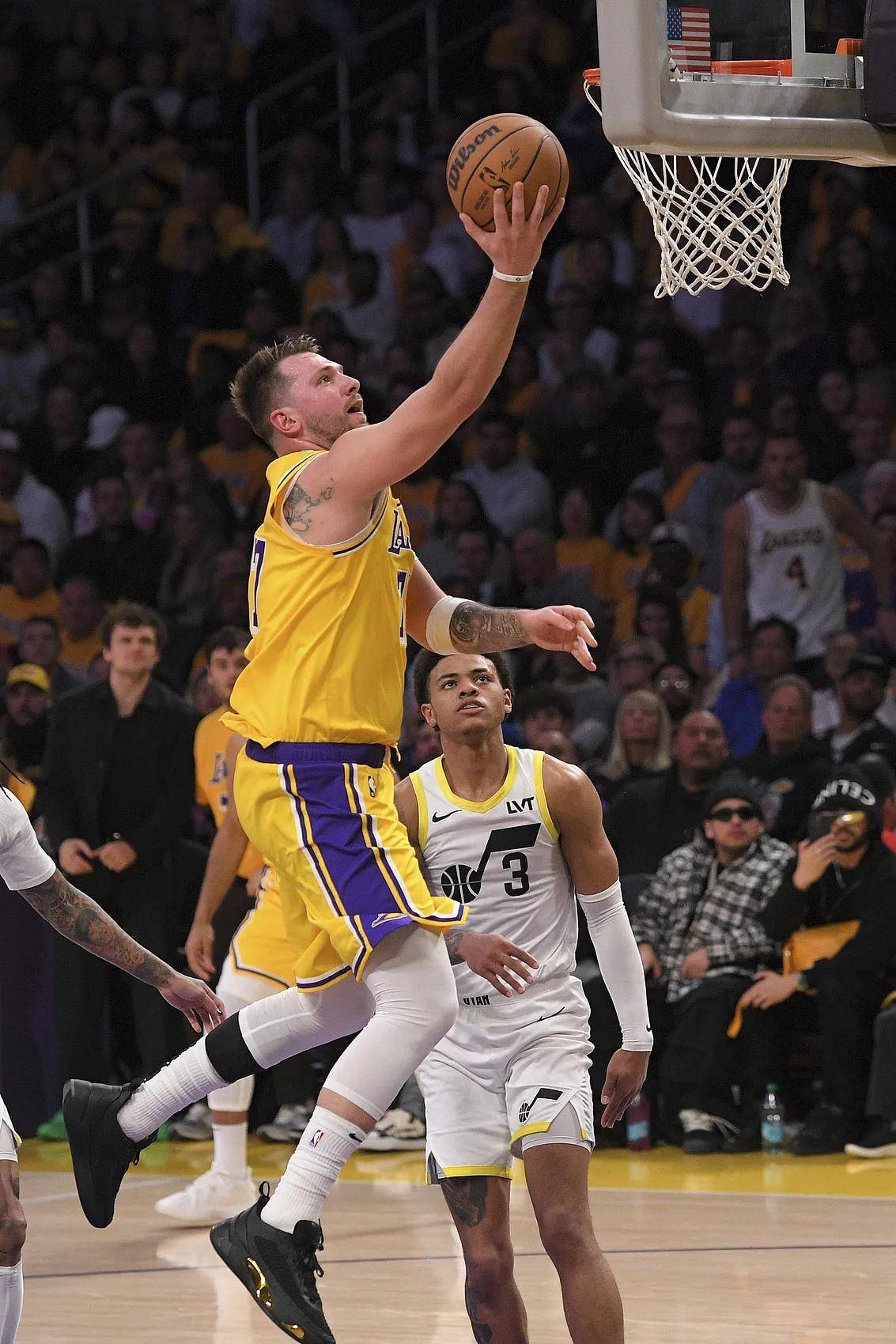 爵士中场进球，送出完美助攻