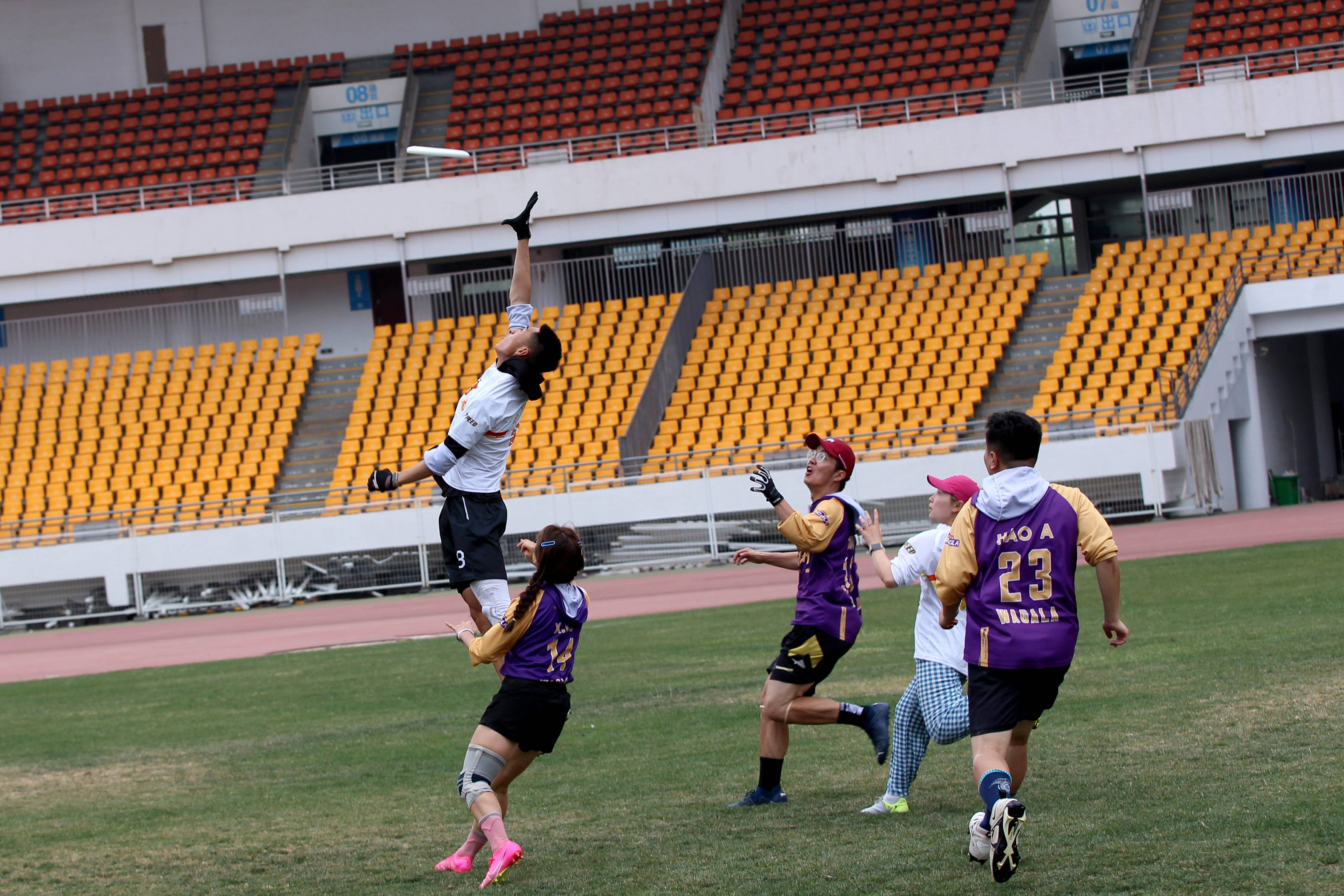 双方拼尽全力，角逐激烈，精彩纷呈