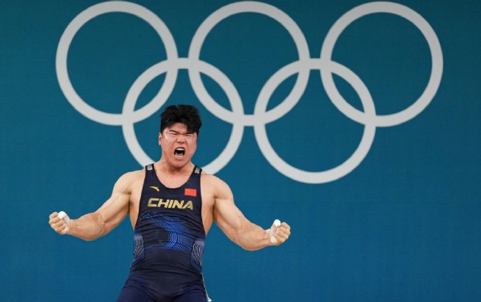 举重男子团体：中国队荣获金牌