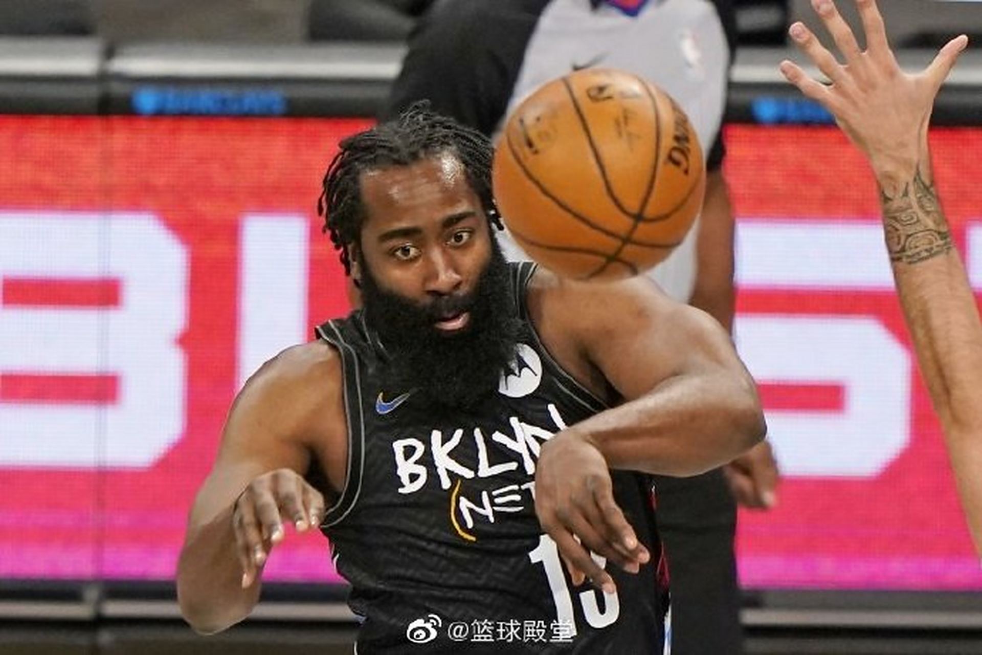 澳大利亚篮球联赛胜局争夺激烈，战绩逆转惊艳