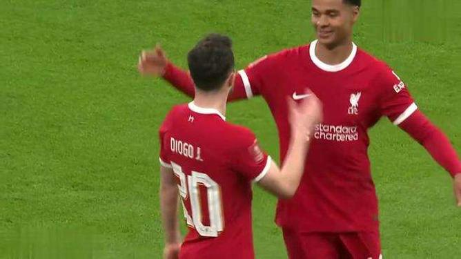 利物浦大胜诺维奇，继续保持不败