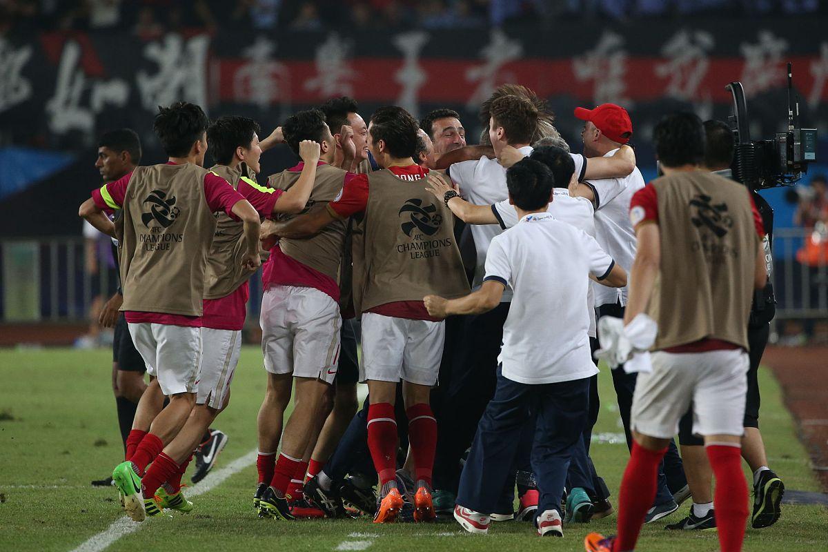 热那亚球迷举办激烈的支持活动