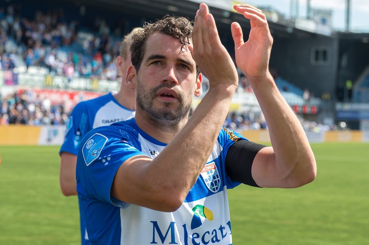 荷兰国脚备受外界关注拒绝回应关于新俱乐部传闻