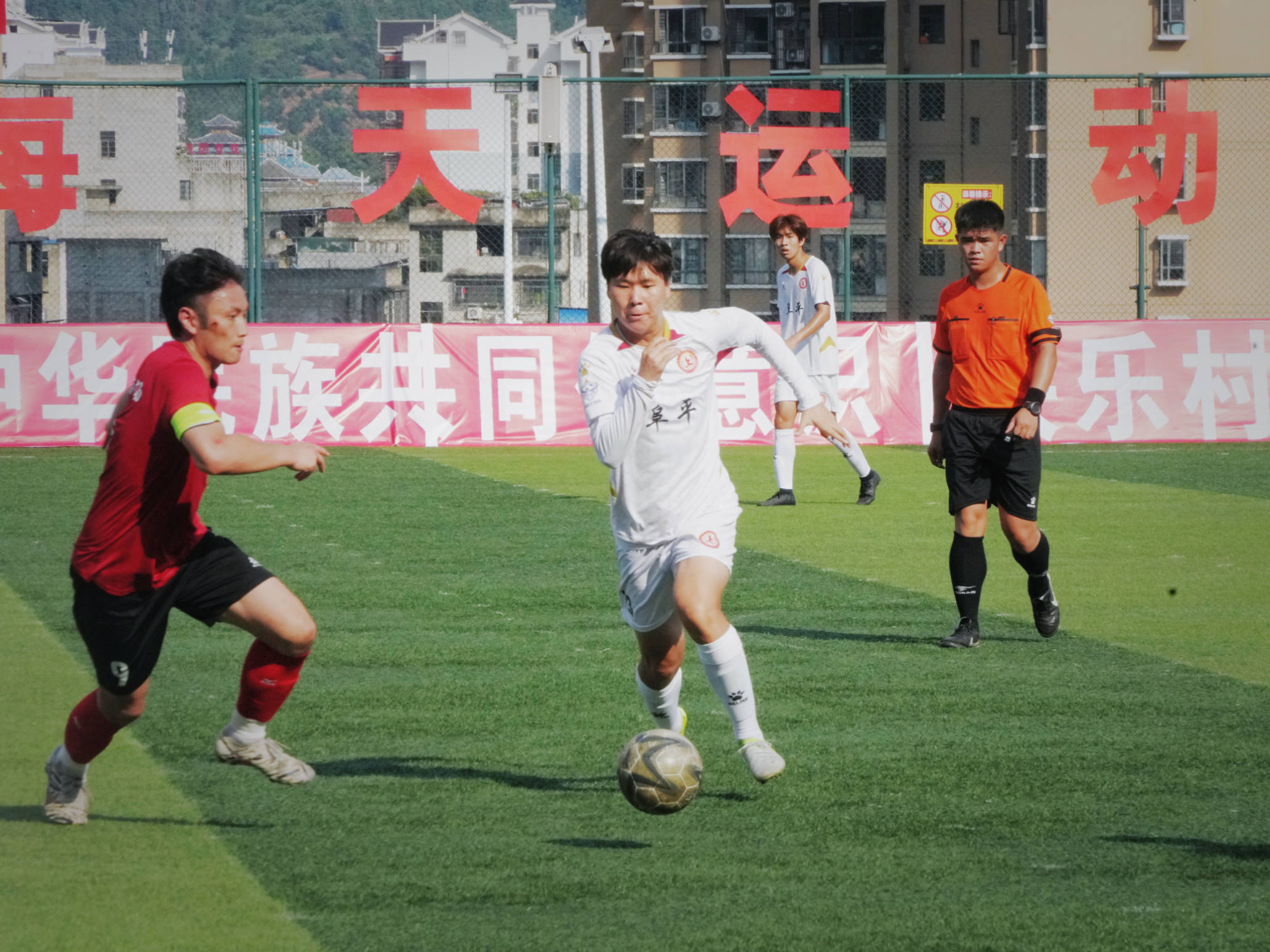 运动员拼尽全力，取得骄人战绩