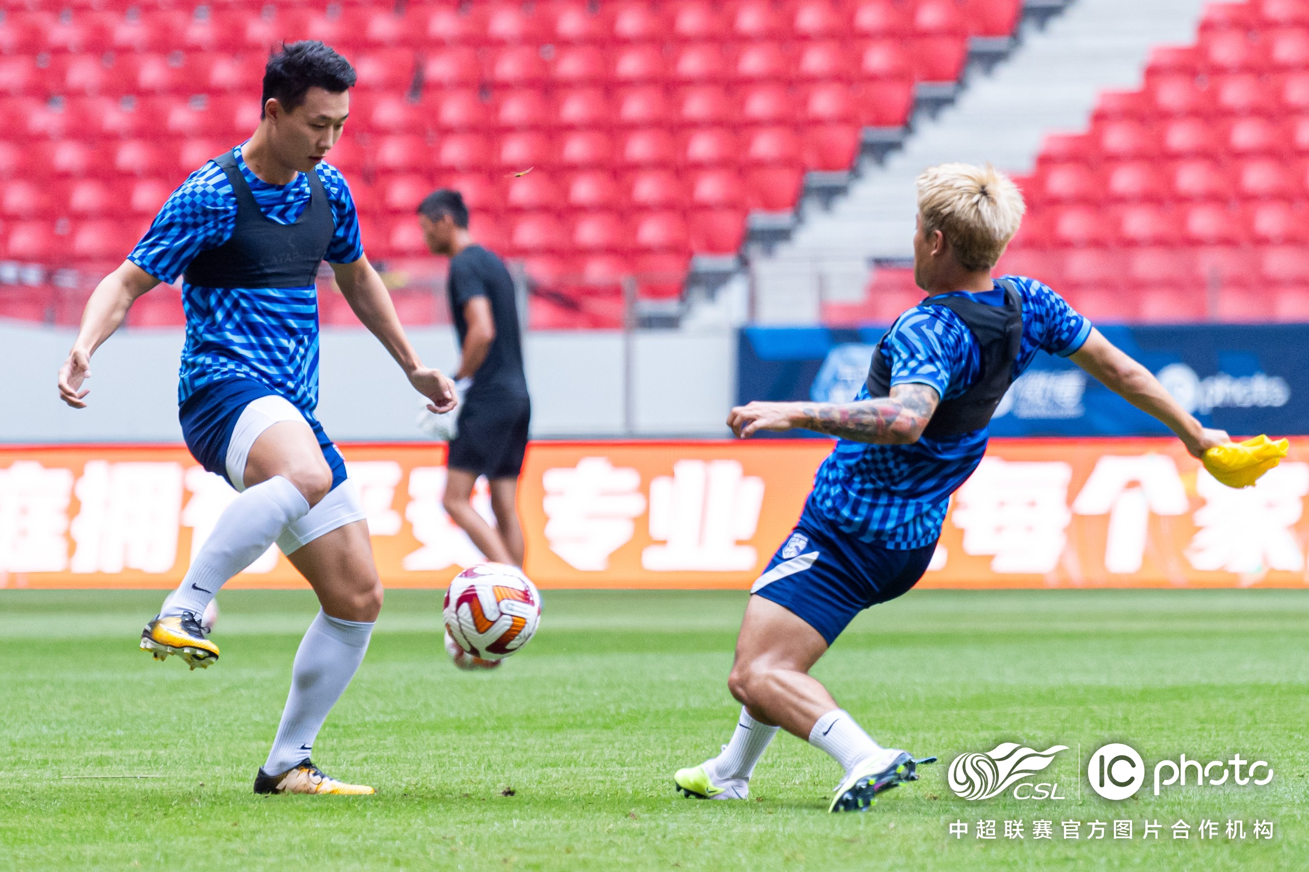 国内足球赛事精彩纷呈，球迷热情不减