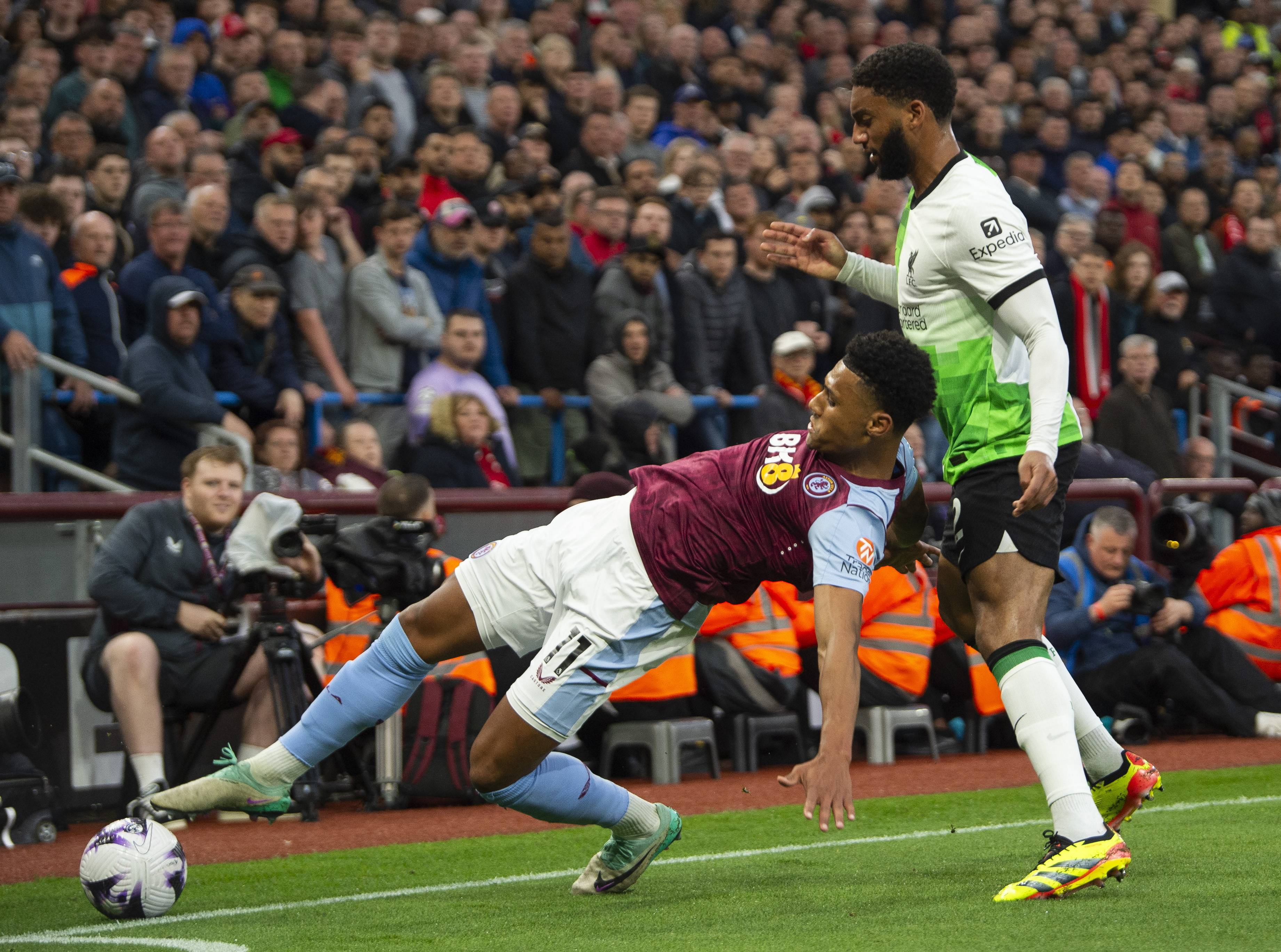 利物浦中场拼抢不放松，助球队胜出