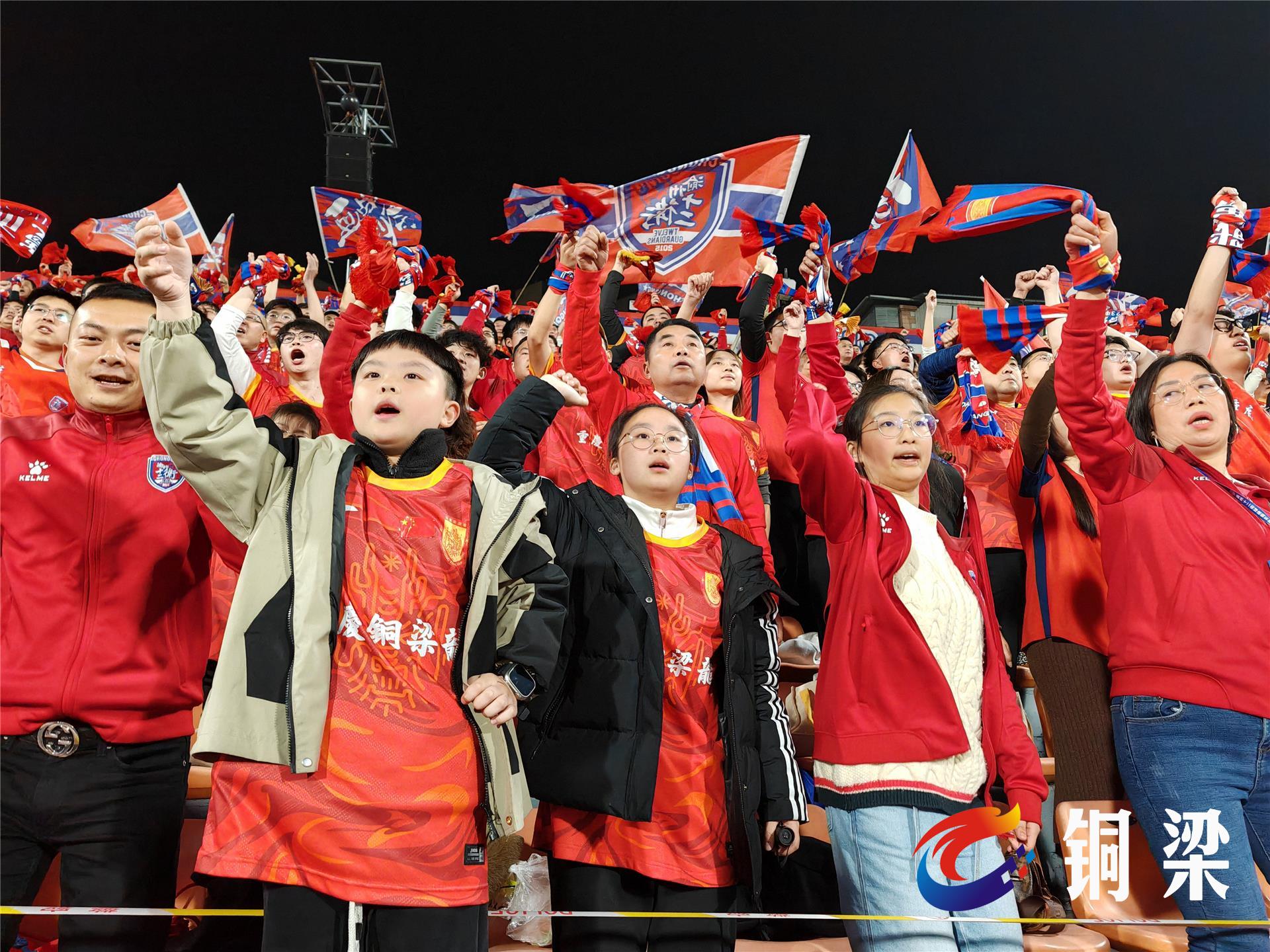 球迷热烈欢呼，为自己心爱的球队加油助威