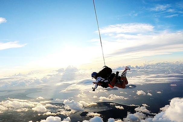 高空挑战!跳伞选手飞鸟在空 高空挑战!跳伞选手飞鸟在空