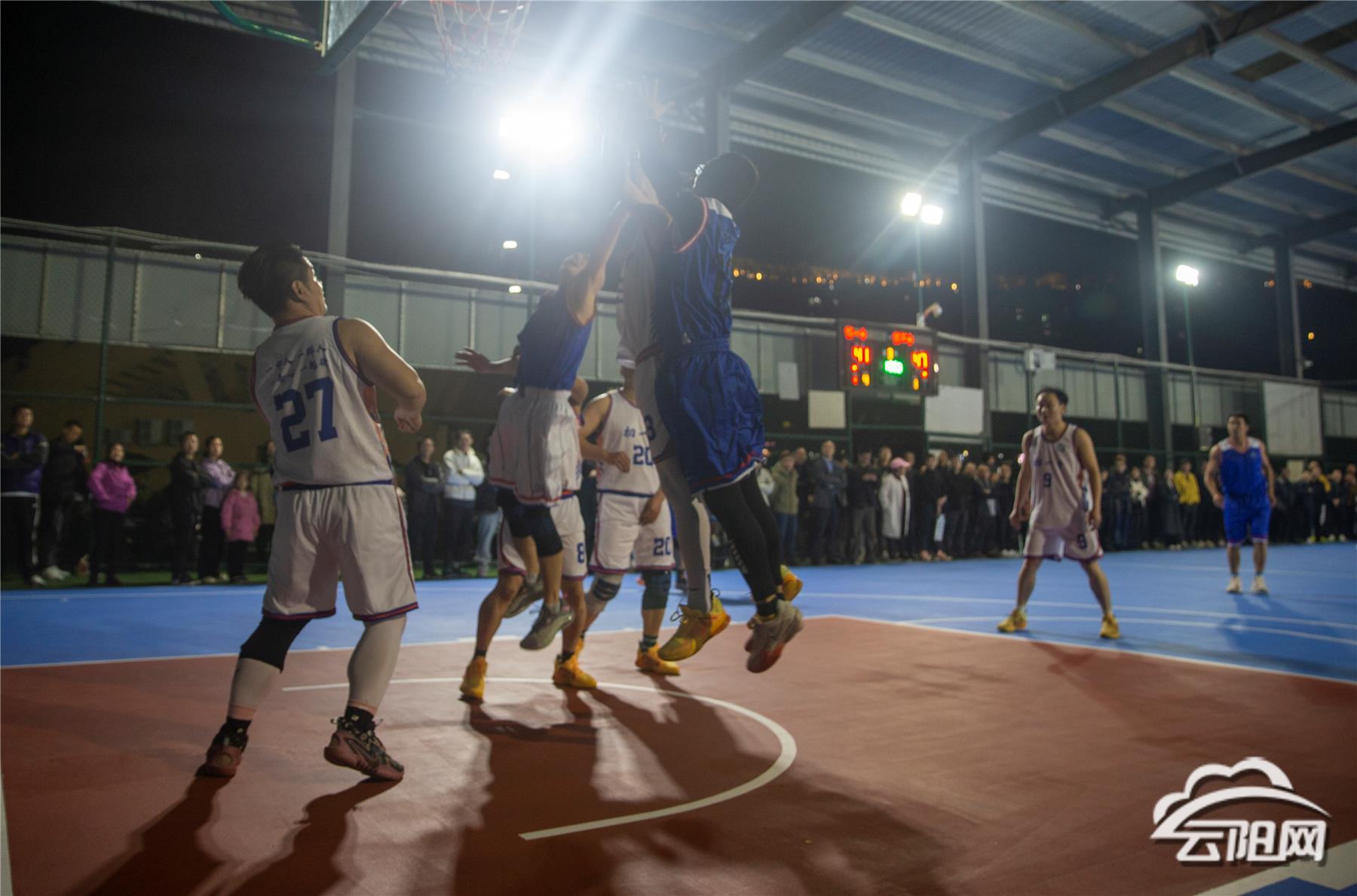 英国威廉希尔-热情高涨：篮球比赛现场球迷激情呐喊，士气高涨