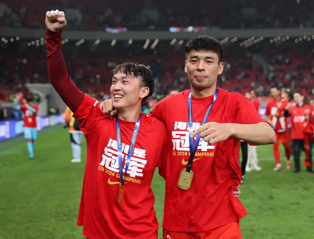 紧张刺激的比赛中，球队团结一致，赢得了胜利