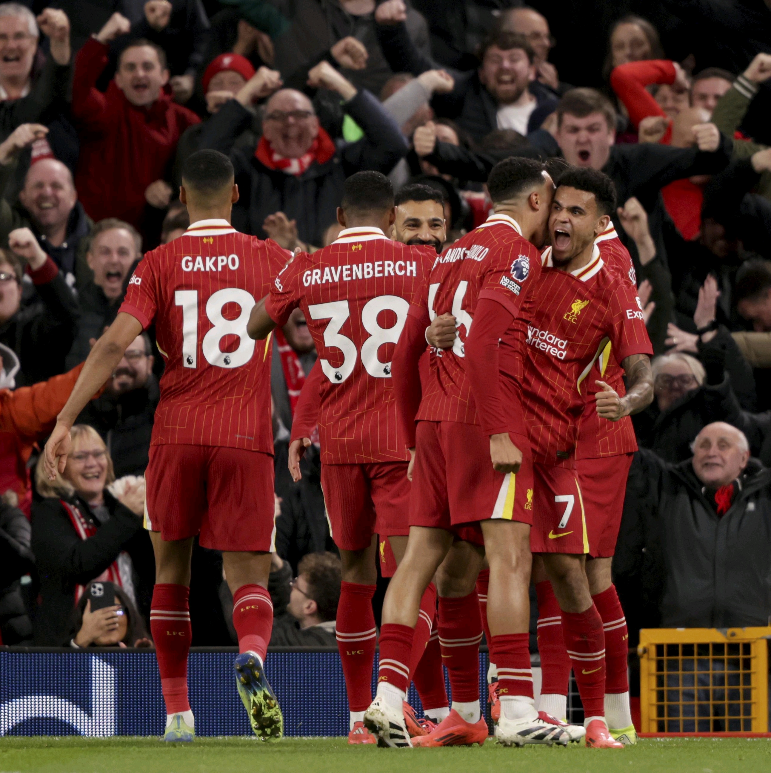 利物浦客场逼平那不勒斯，红军小组出线