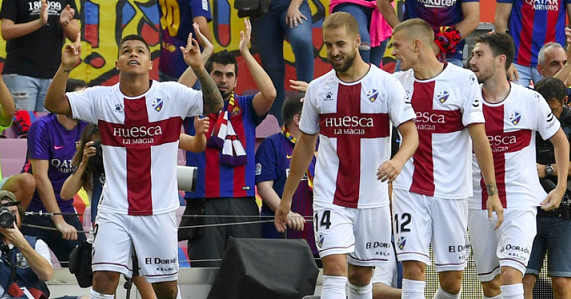 巴塞罗那主帅遭遇球迷抗议，危机愈发严重