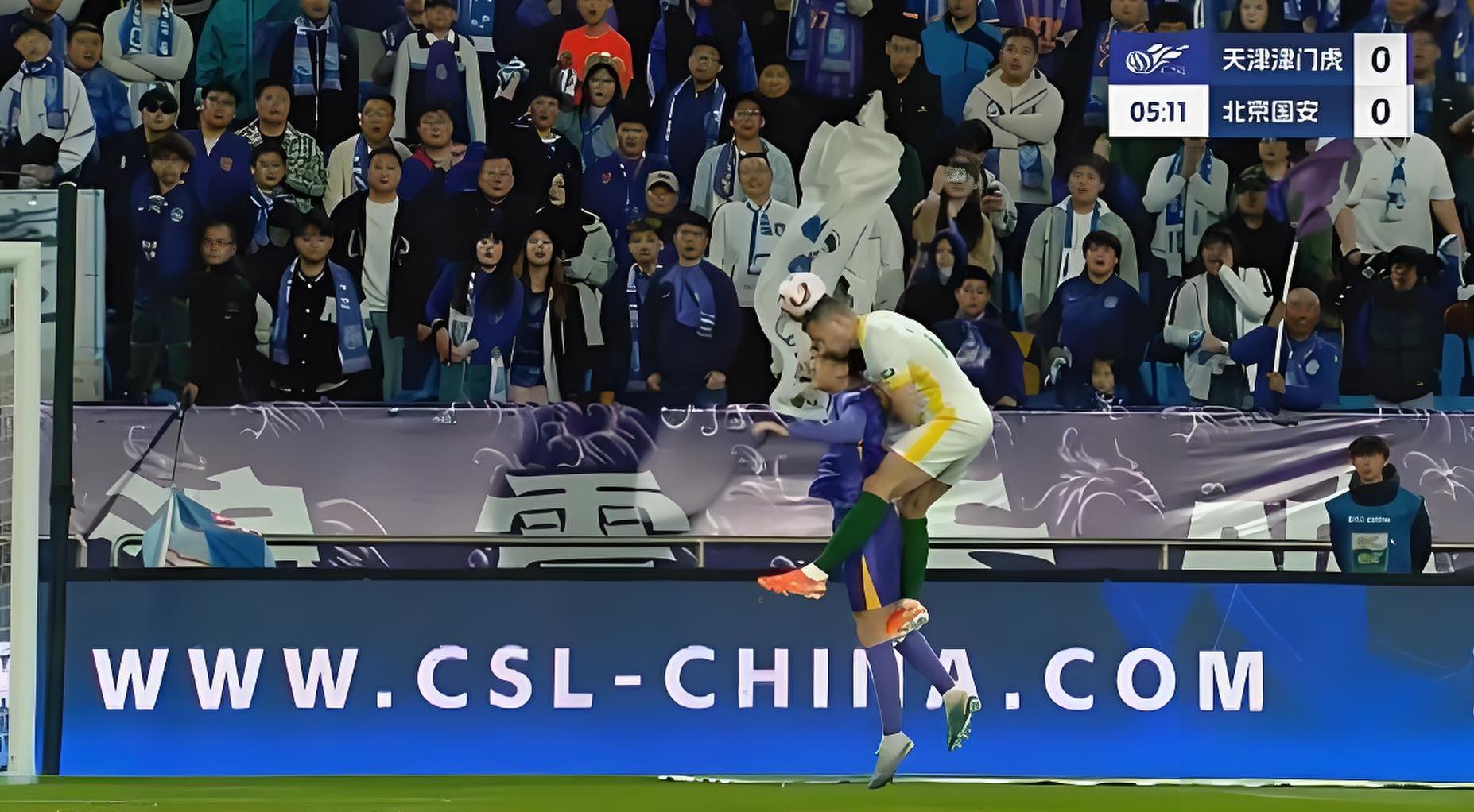 威廉希尔app-场上气氛紧张激烈，球员人气暴涨