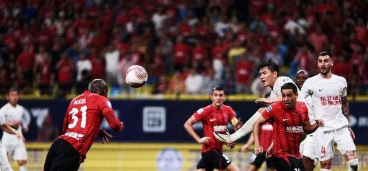 场上气氛紧张激烈，球员人气暴涨