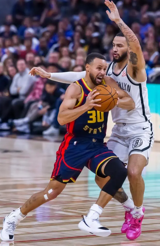 威廉希尔官网-勇士队主场失利，球迷担忧晋级形势