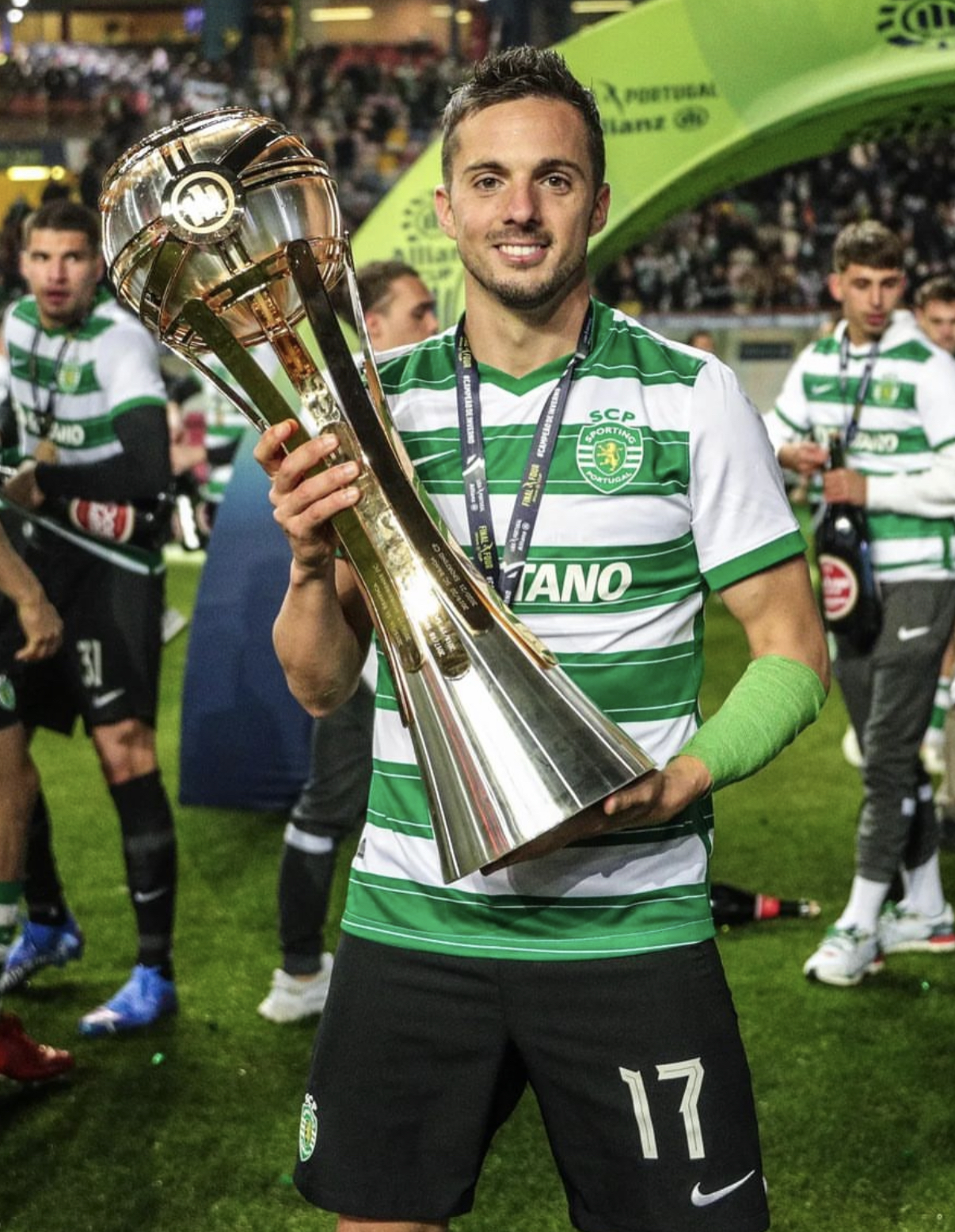 拉脱维亚球员在赛场上斗志昂扬