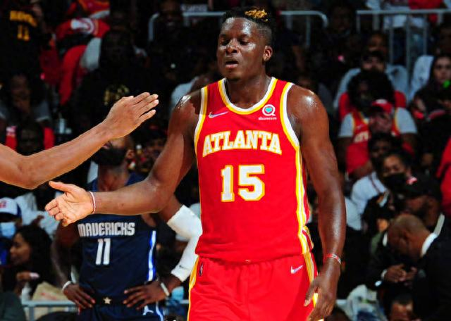 老鹰球员聚集讨论训练方法，提高球队实力