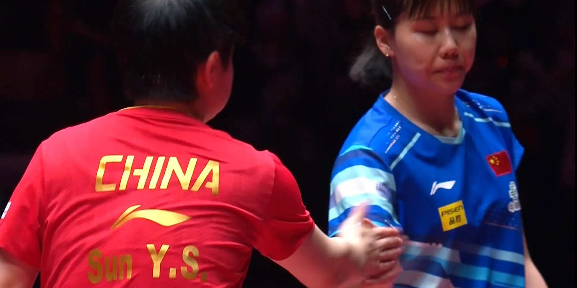 紧张比赛中，球员们奋力争取好成绩