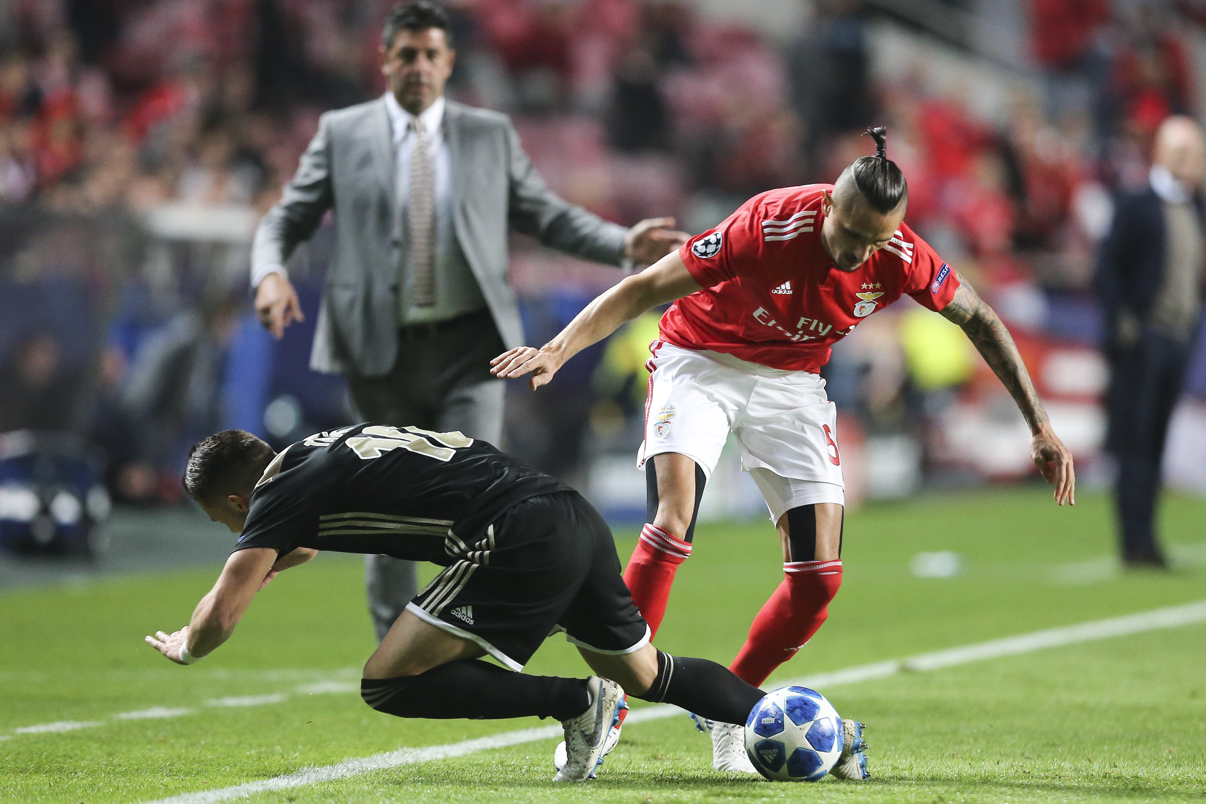 阿贾克斯拼尽全力,欧冠决途精彩连连 阿贾克斯拼尽全力,欧冠决途精彩连连